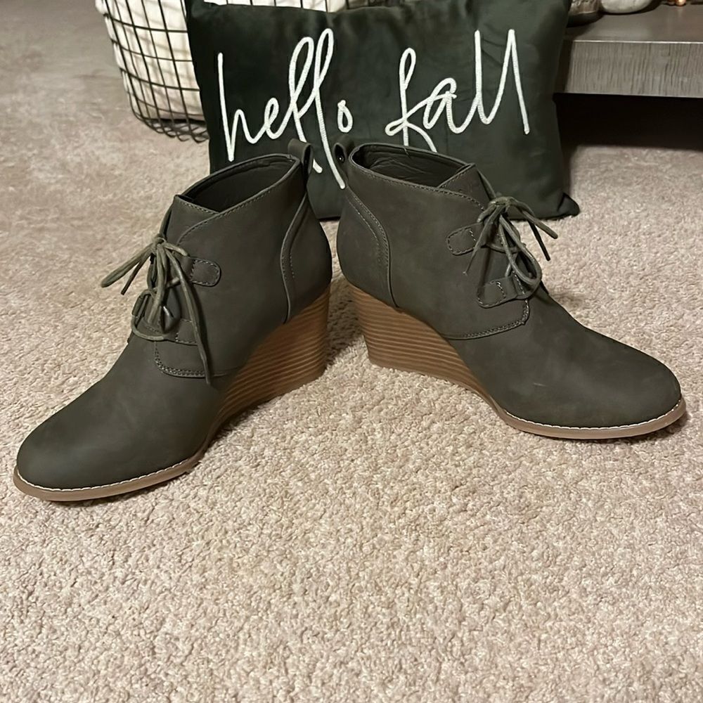 NAUTICA WOMEN’S SIZE 10 FAUX SUEDE ANKLE BOOTS